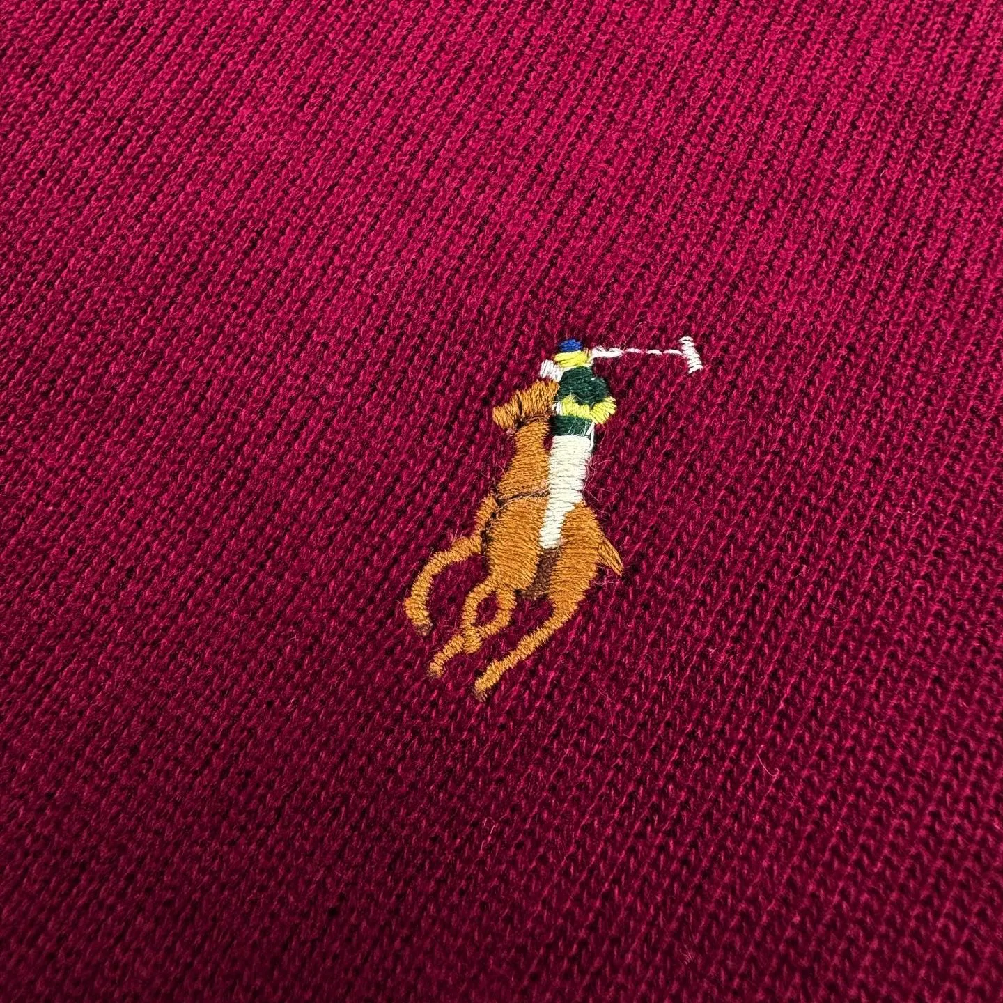 P340 Ralph Lauren colorful pony embroidered half-turtleneck sweatshirt. The original version was purchased for 1,690. The fabric is made of custom-made Yayun essence cotton velvet. It is soft and silky, comfortable and close to the skin. It is based on low-saturated brown and red and incorporates a hint of mystery in purple. The exquisite colorful pony logo jumps into burgundy and brings focus. It is highly recognizable. Simple and smooth lines outline the overall outline. The half-zipper design is sublimated. The leather tab of the zipper head is aged and slightly raw edges are retained. Hidden in the unintentional beauty, in the name of design, we create a new fashion realm for sweatshirts, using imported machine embroidery technology. We use advanced computer control systems and precision mechanical components to realize pony logo embroidery operations with high precision. The lines are smooth and delicate, and the fabrics have been washed. It has a better hand feel and texture. It is not easy to deform, shrink or fade, and maintains long-term beauty. Size:S-M-L-XL